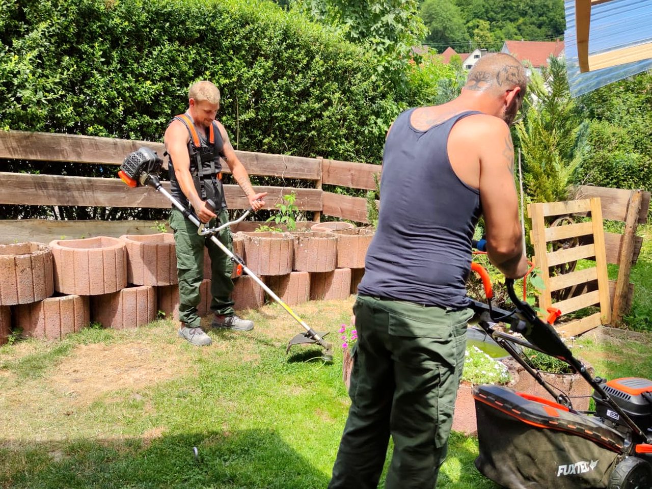 Schmid & Mattes bei der Gartenpflege im Landkreis Rottweil