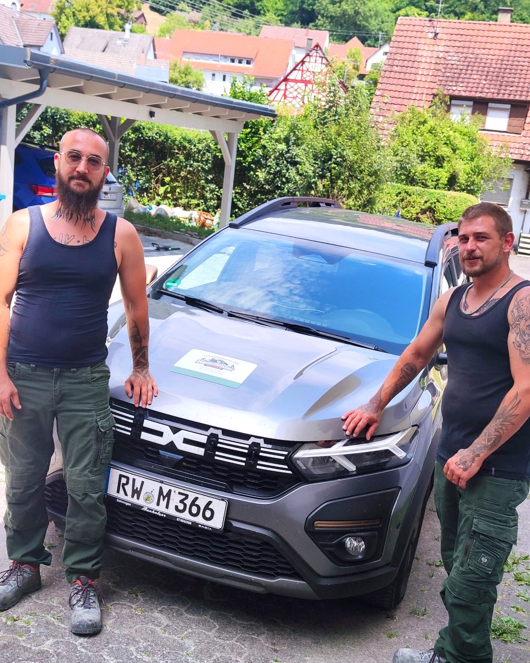 Marcel Schmid und Danny Mattes vor ihrem Servicefahrzeug